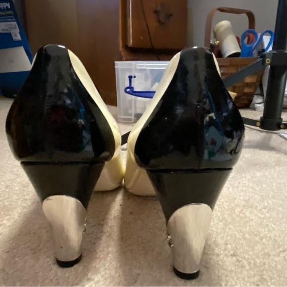 Chanel patent leather cream & black shoes size Size 36 US Size 6 Very Preloved. - Picture 6 of 14
